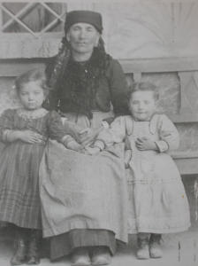 Donna con bambine in abiti tradizionali (1920)